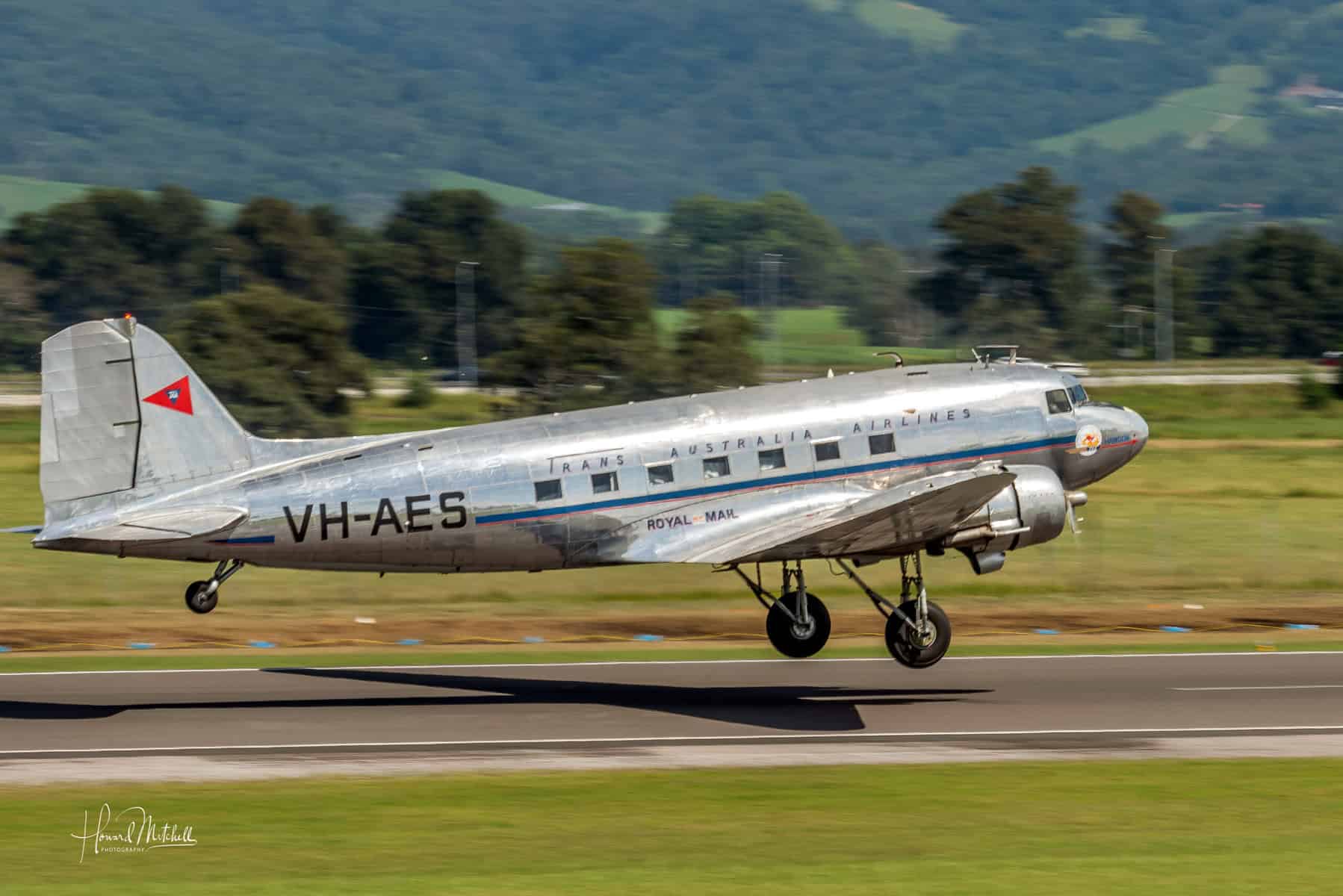 Douglas DC-3 (aka C-47, Dakota, Skytrain, Gooney Bird)